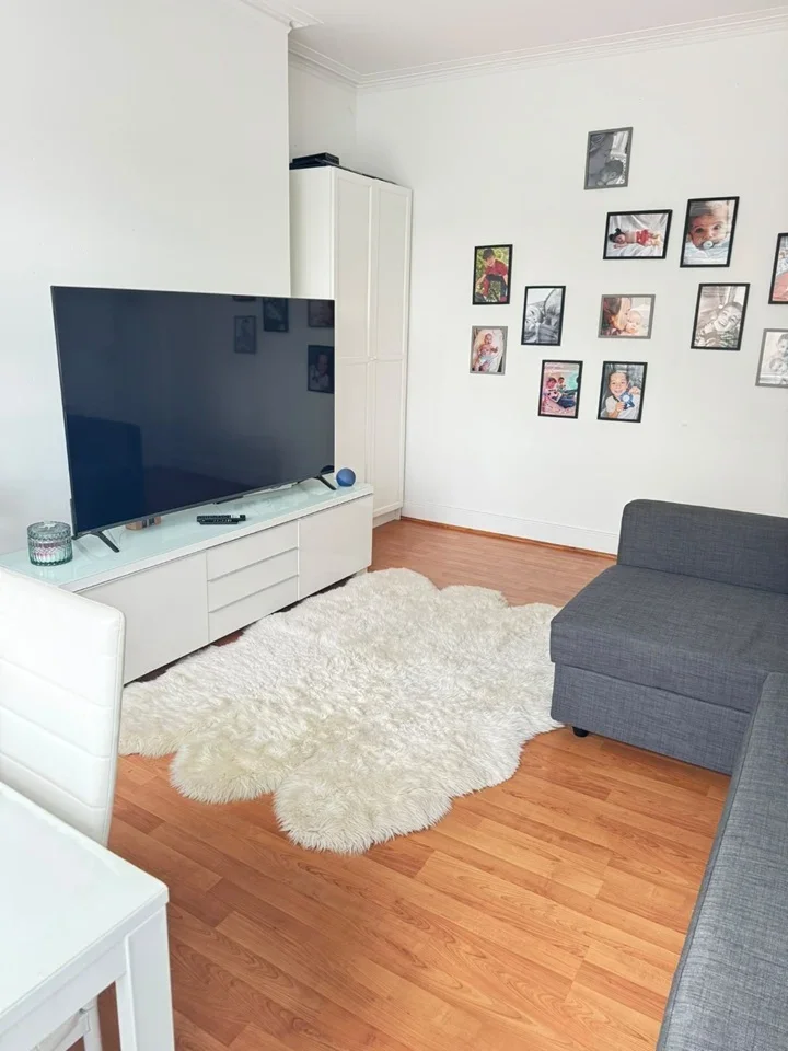 Flat Greenhill Road in Greater London