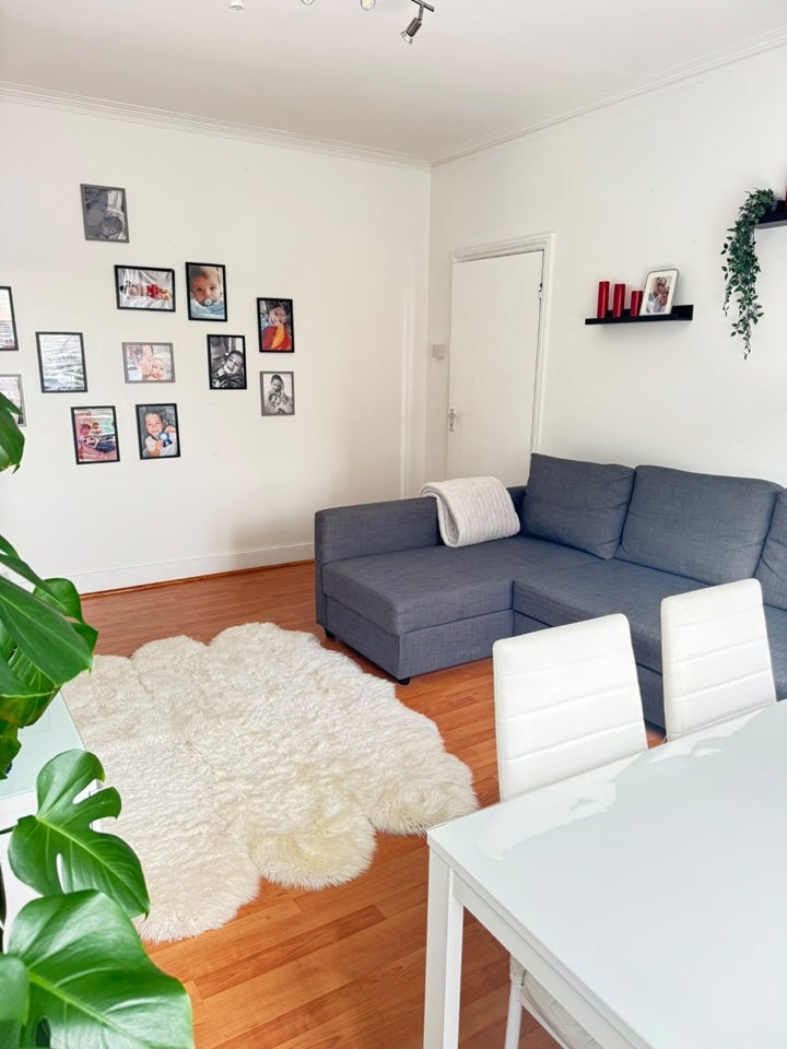 Flat Greenhill Road in Greater London