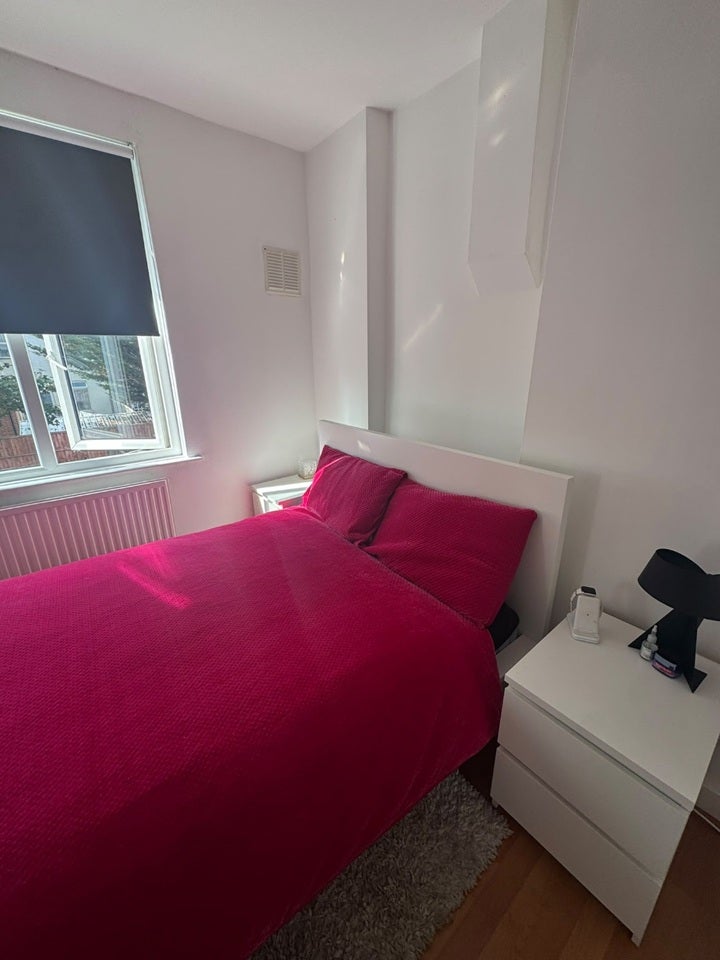 Flat Greenhill Road in Greater London