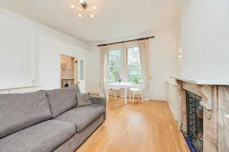 Flat Stradbroke Road in Greater London