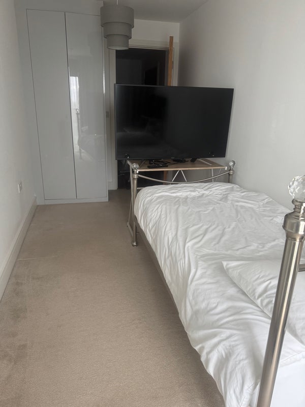 Room Lincoln Plaza in Greater London