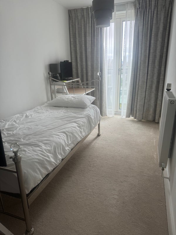 Room Lincoln Plaza in Greater London