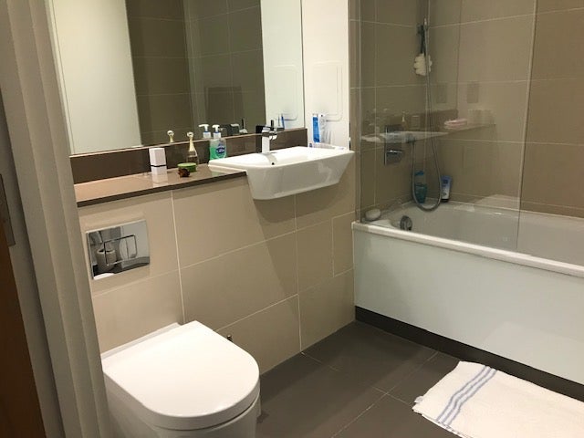 Room Lincoln Plaza in Greater London