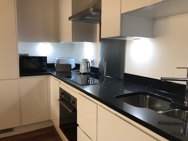 Room Lincoln Plaza in Greater London
