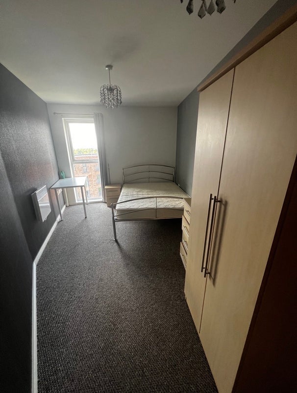 Room Stillwater Drive in Manchester