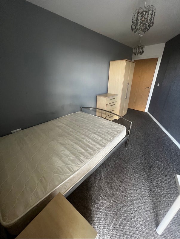 Room Stillwater Drive in Manchester