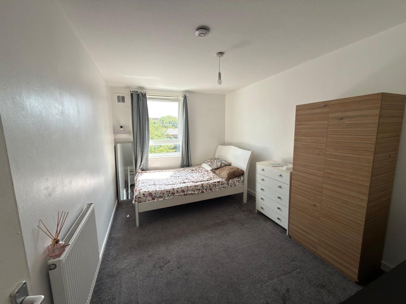 Room Lipton Road in Greater London
