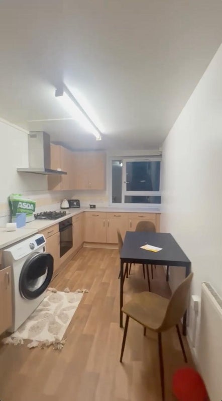 Room Lipton Road in Greater London