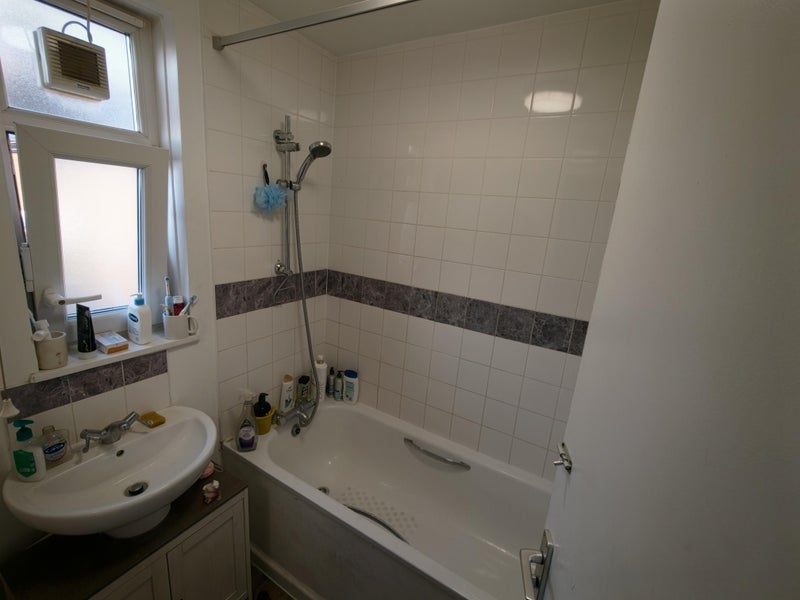 Room Lipton Road in Greater London
