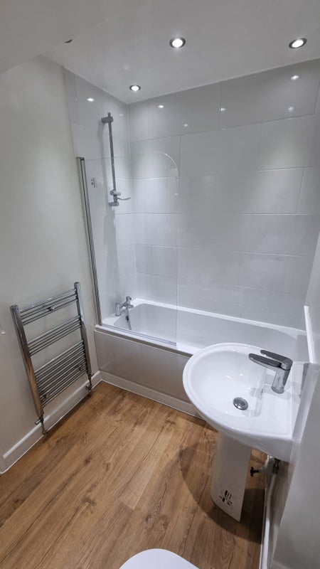 Room Bush Road in Greater London