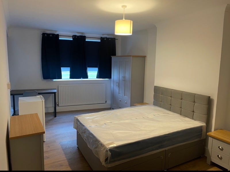 Room Bush Road in Greater London