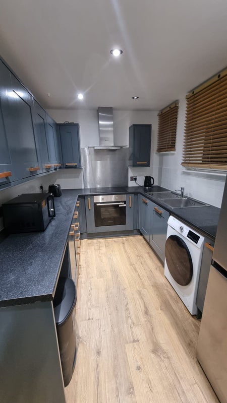 Room Bush Road in Greater London