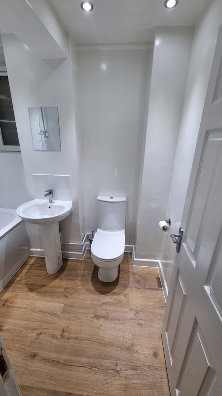 Room Bush Road in Greater London