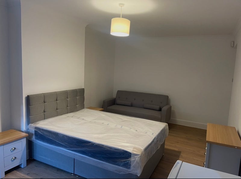 Room Bush Road in Greater London