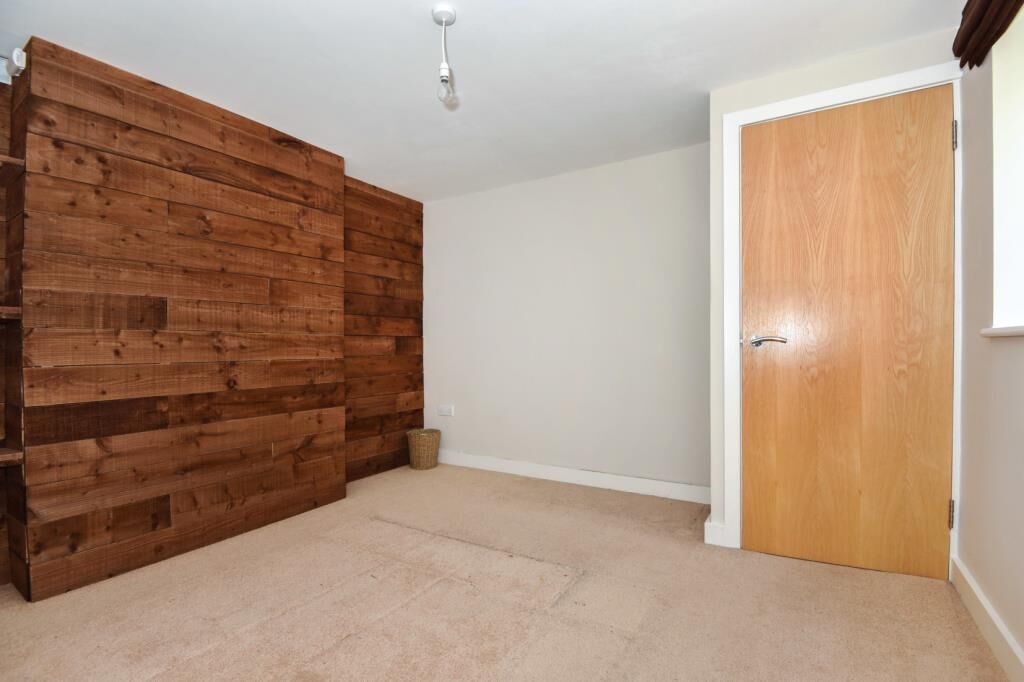 Flat Totteridge Road in High Wycombe
