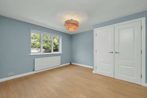 Flat Moore Close in Guildford