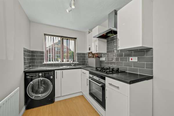 Flat Moore Close in Guildford