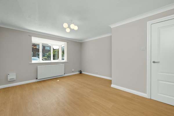 Flat Moore Close in Guildford