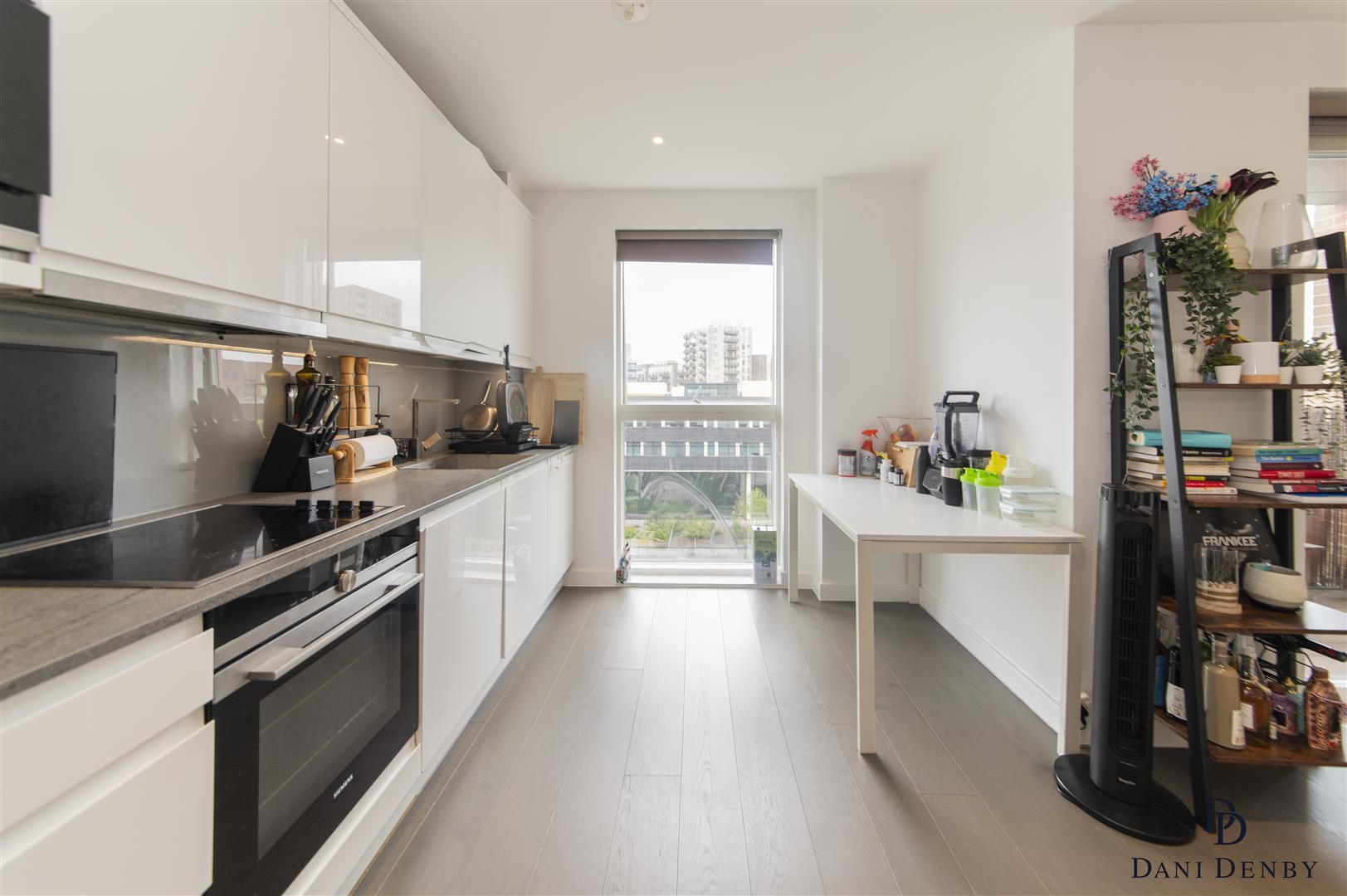 Flat Lismore Boulevard in Greater London