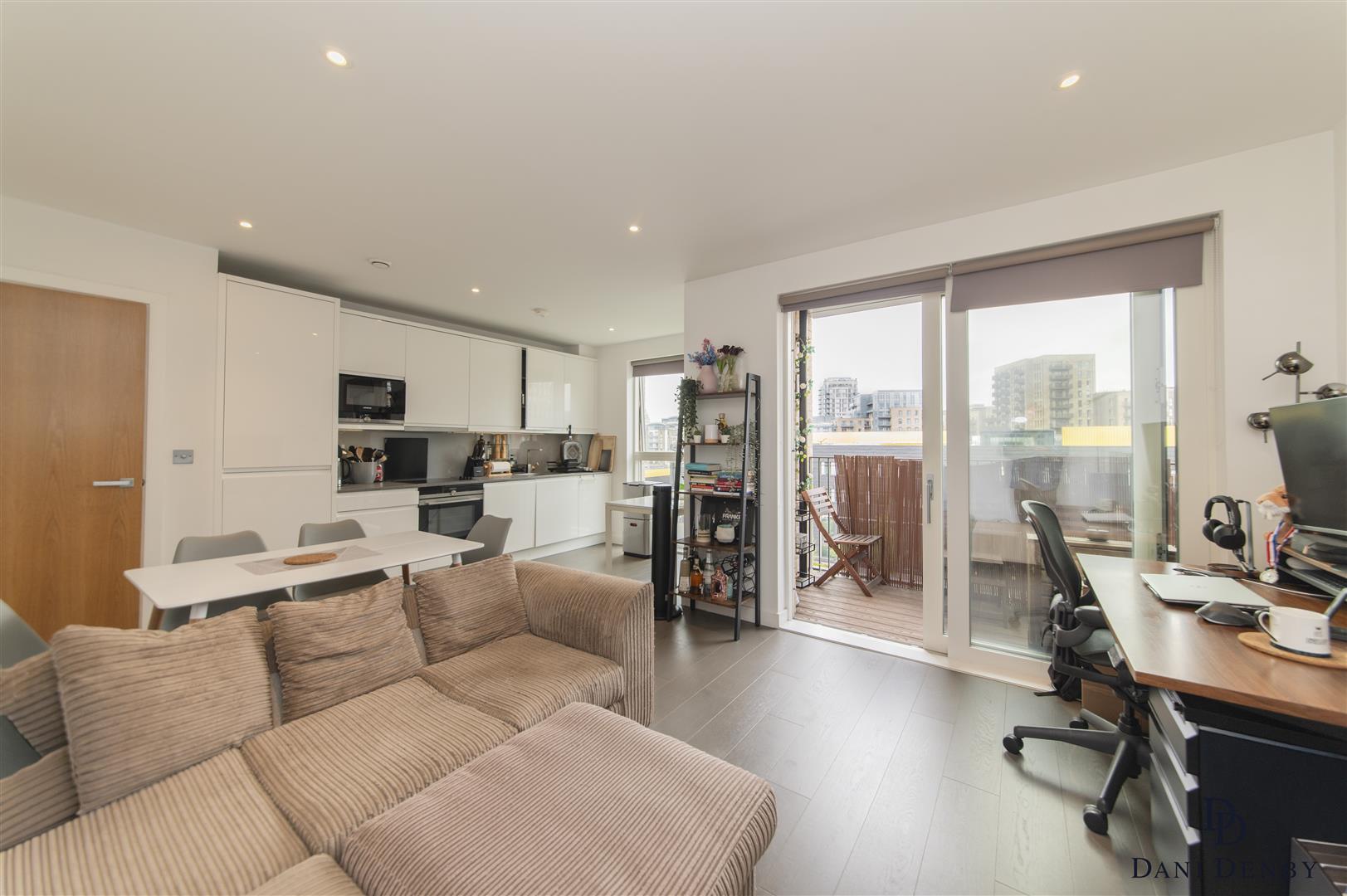 Flat Lismore Boulevard in Greater London