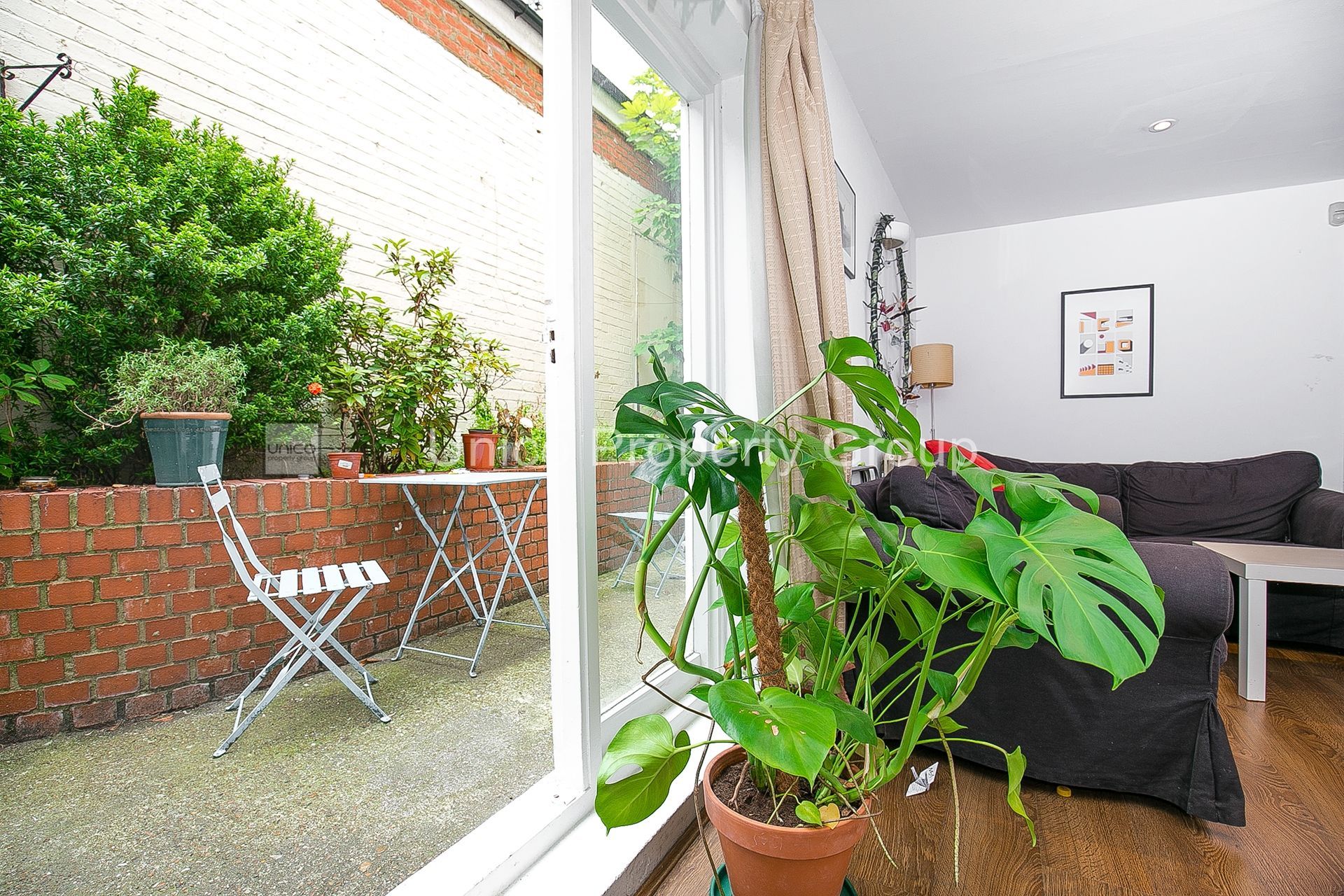 Flat Hackney Road in Greater London