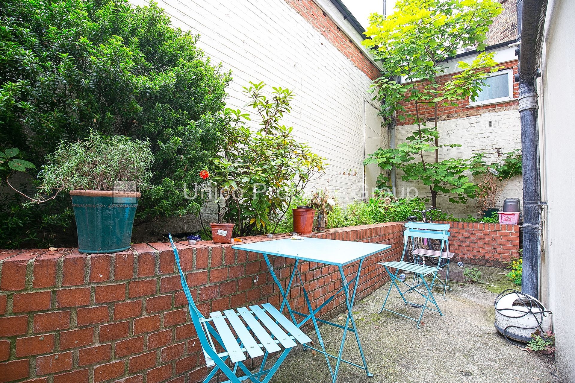 Flat Hackney Road in Greater London