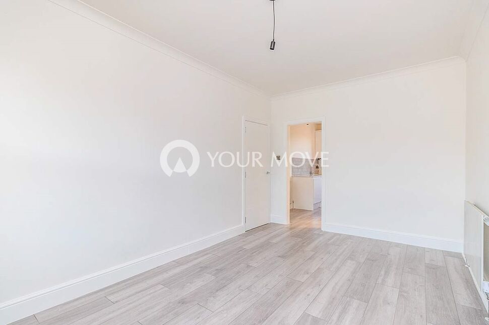 Flat Victoria Road in Greater London
