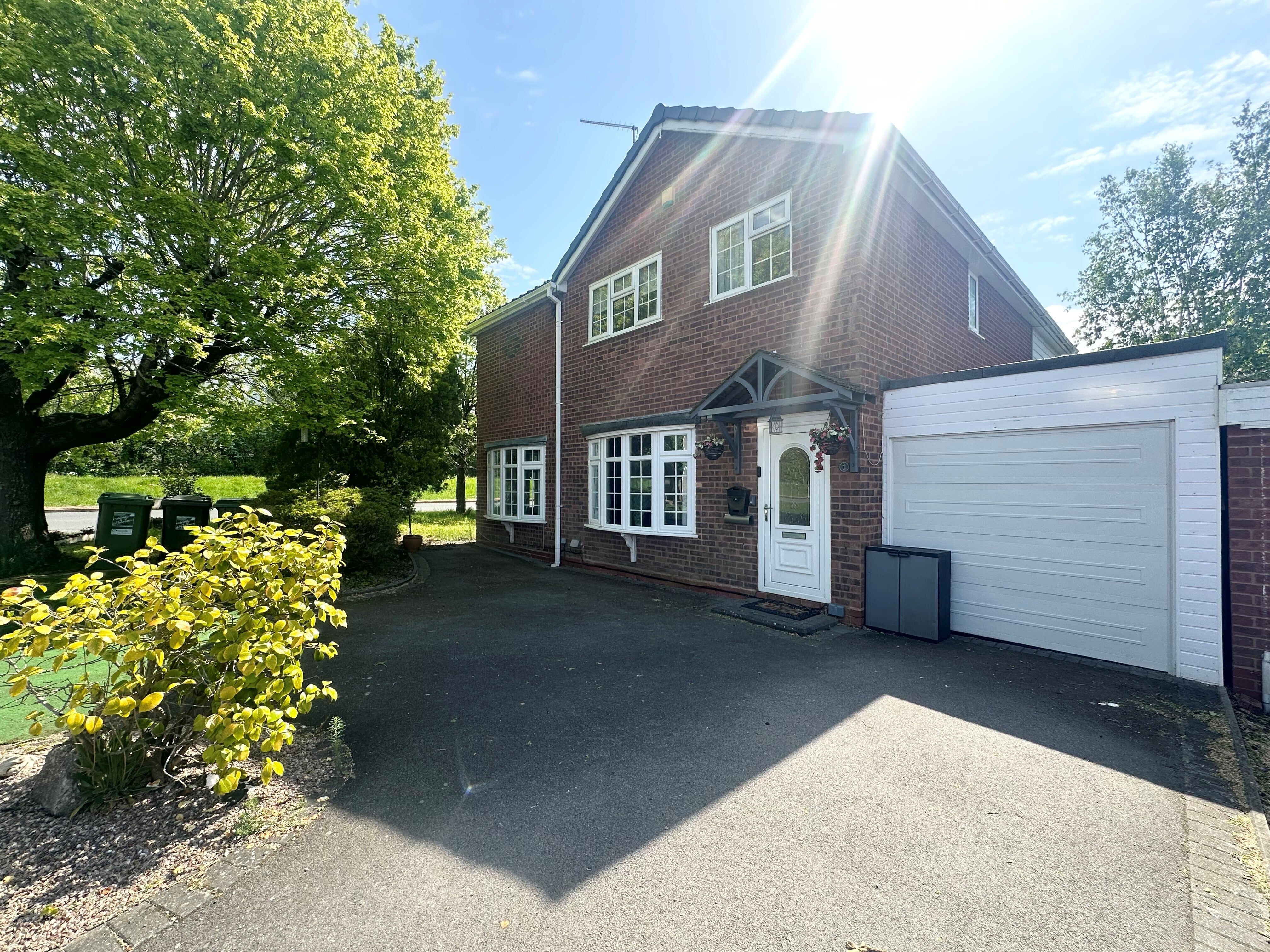 House Hollyberry Close in Redditch