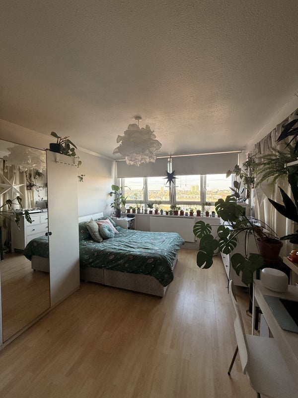 Room South Island Place in Greater London