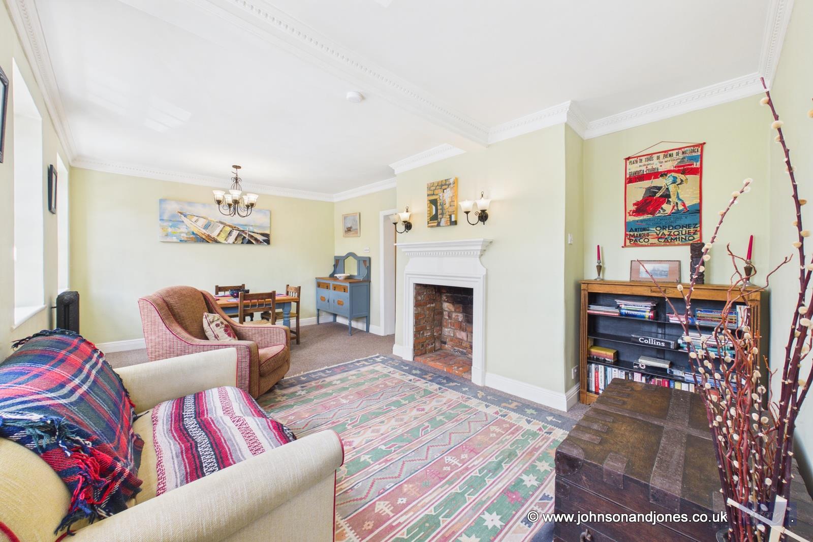 Flat Windsor Street in Borough of Runnymede
