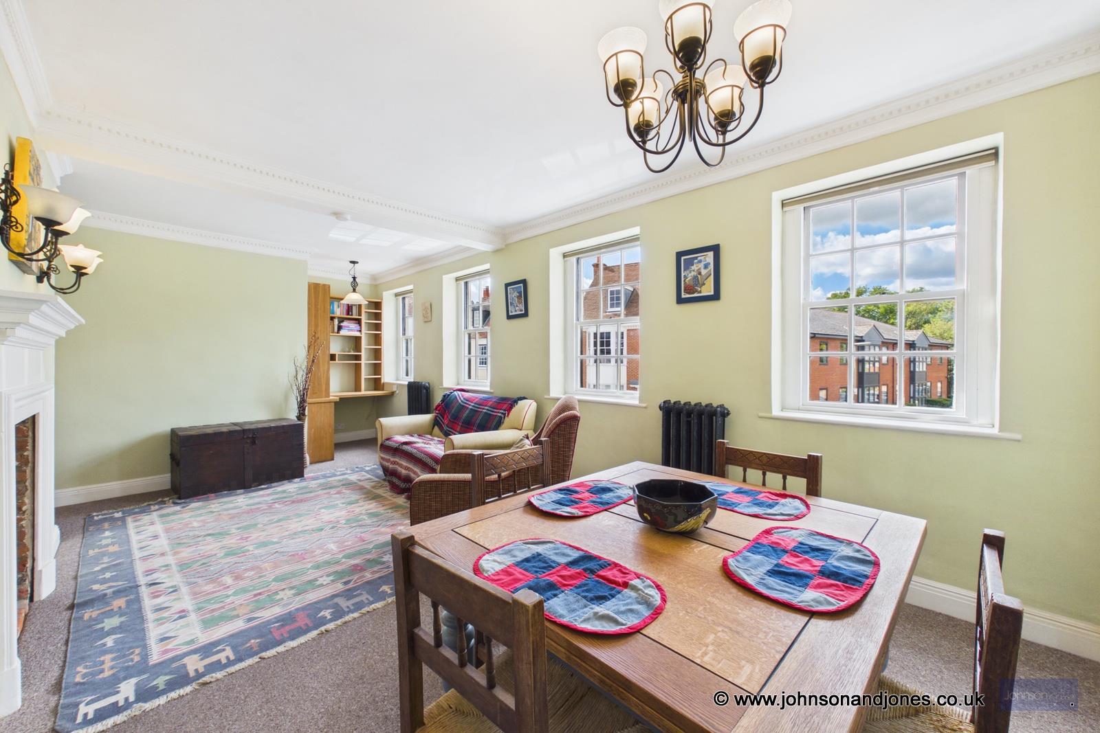 Flat Windsor Street in Borough of Runnymede