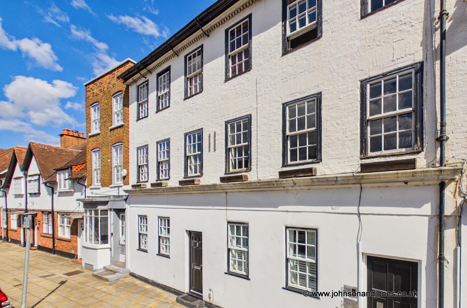 Flat Windsor Street in Borough of Runnymede