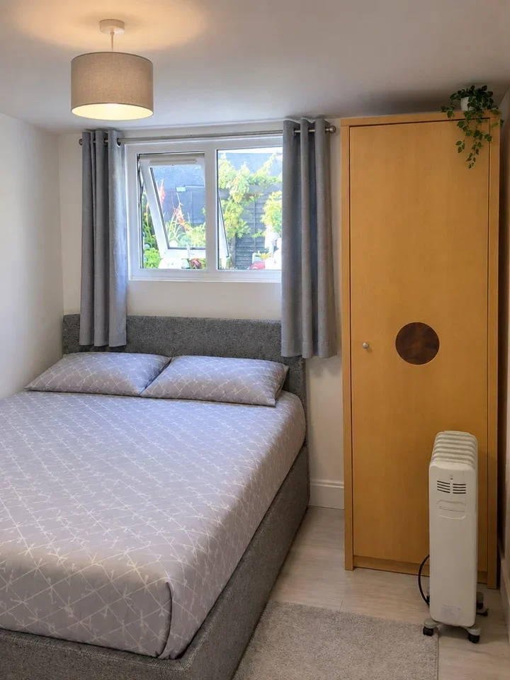 Flat Kingshill Avenue in Greater London