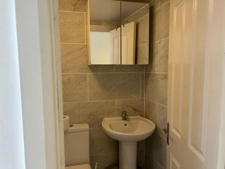 Flat Kingshill Avenue in Greater London