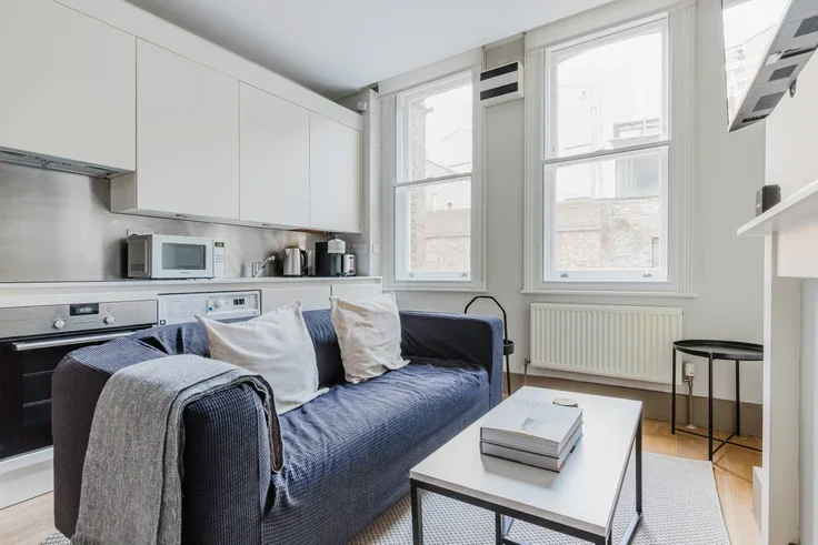 Flat Cleveland Street in Greater London