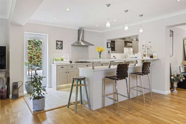 House Meadway in Elmbridge
