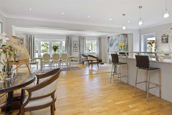 House Meadway in Elmbridge