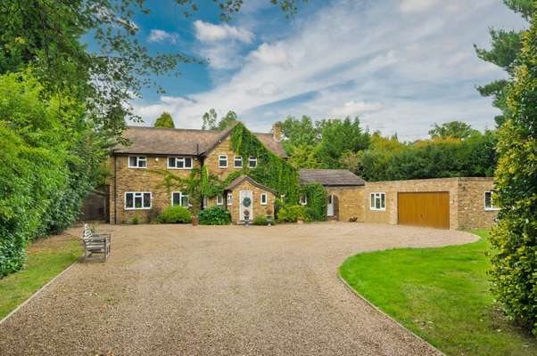 House Meadway in Elmbridge