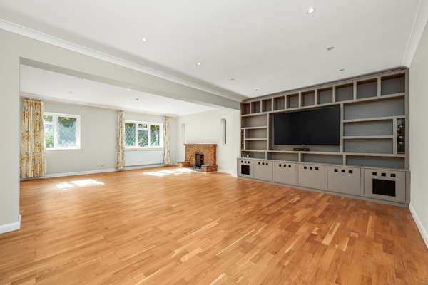 House Meadway in Elmbridge