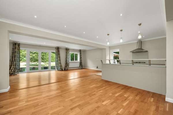 House Meadway in Elmbridge