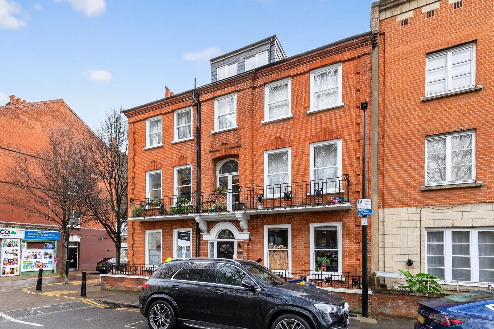 Flat Ford Square in Greater London