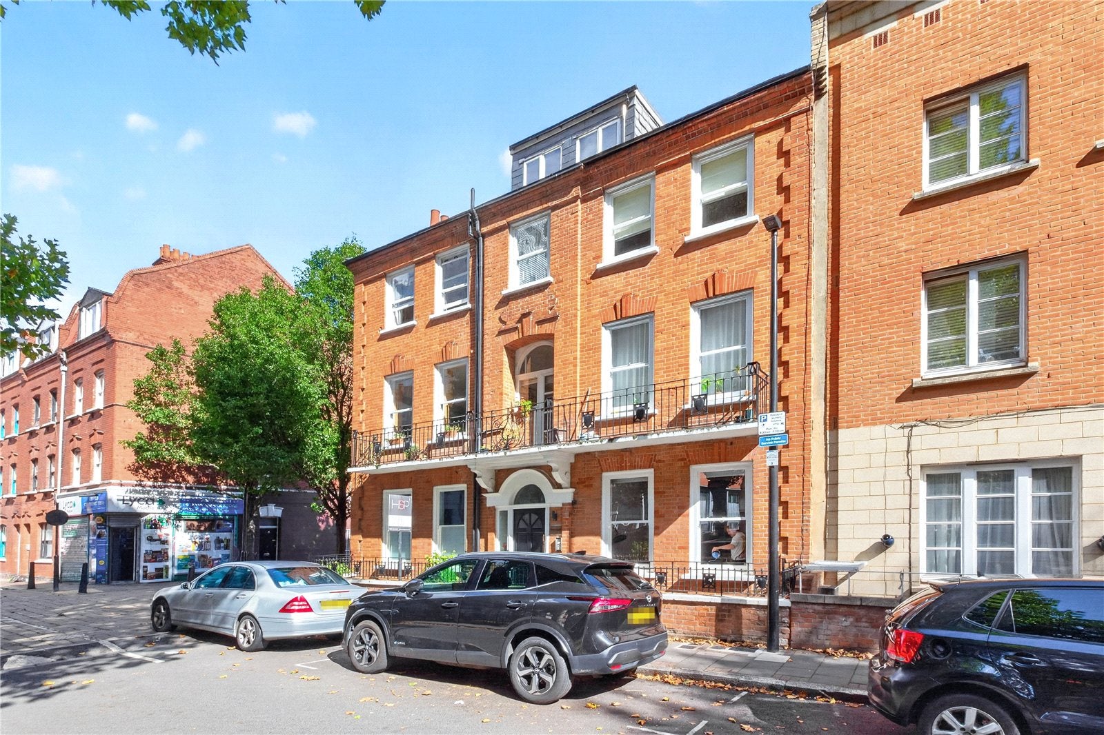 Flat Ford Square in Greater London