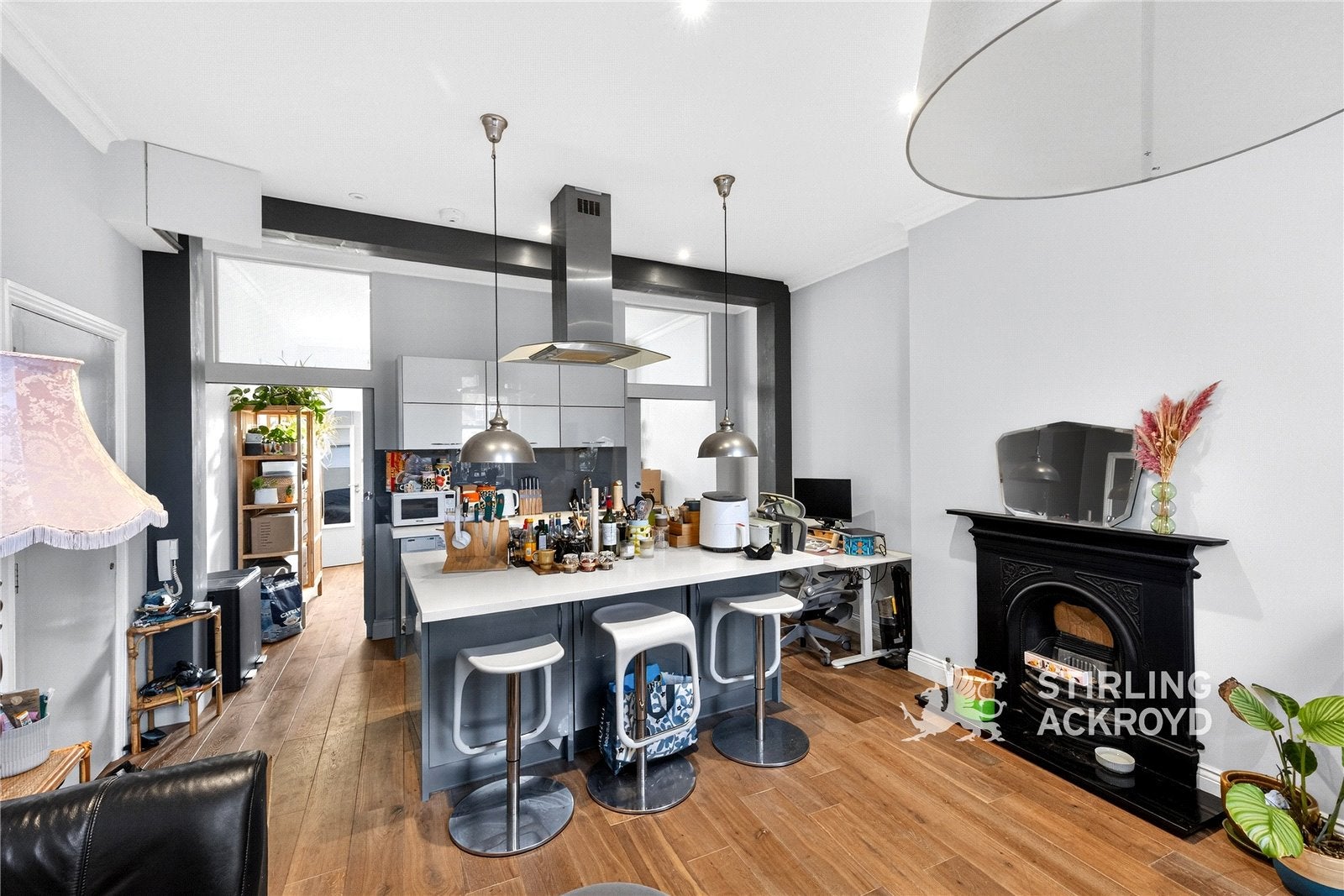 Flat Ford Square in Greater London