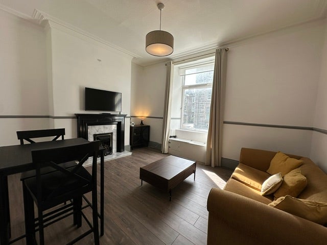 Flat Esslemont Avenue in Aberdeen City