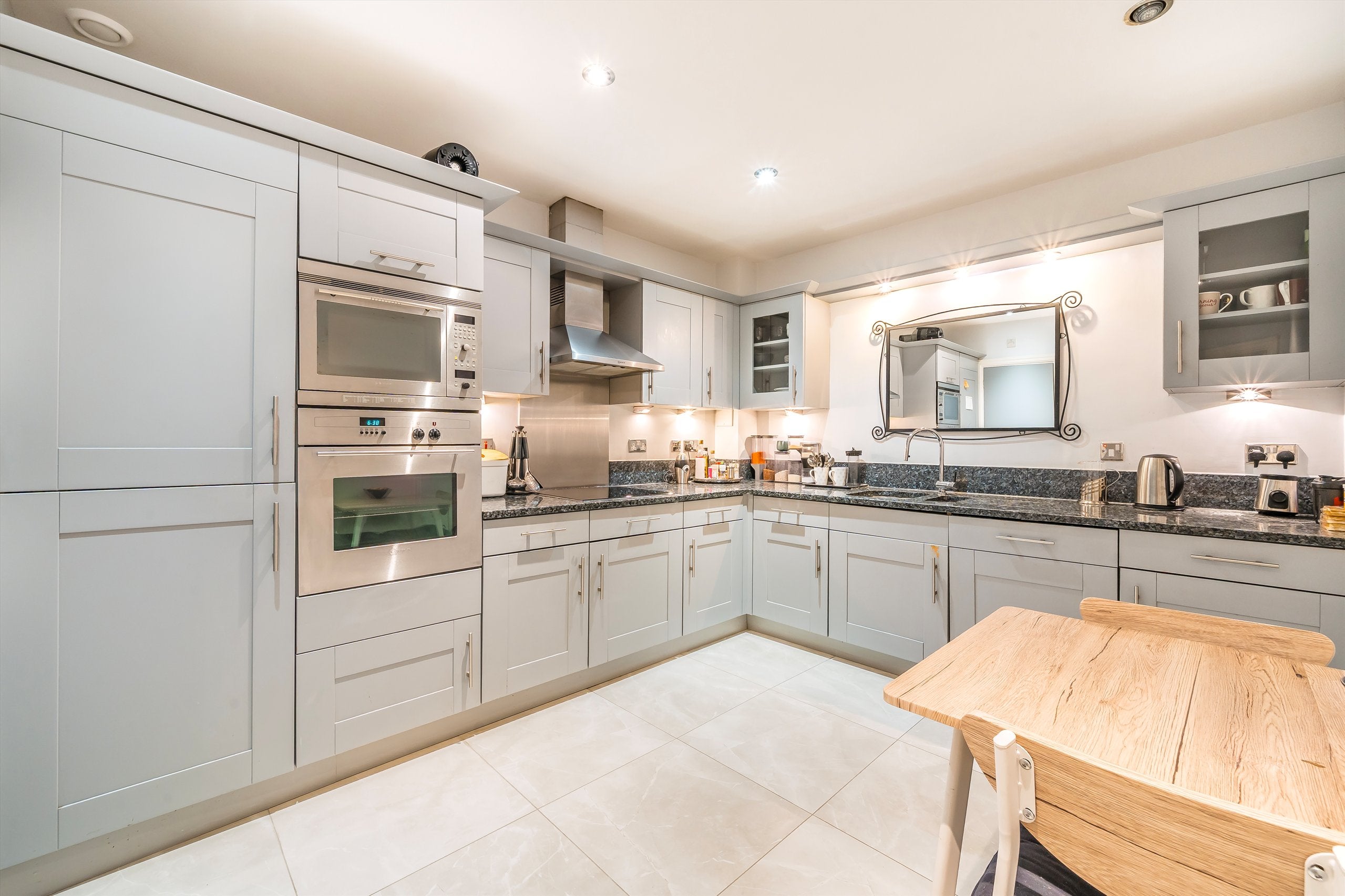 Flat Warwick Road in Greater London
