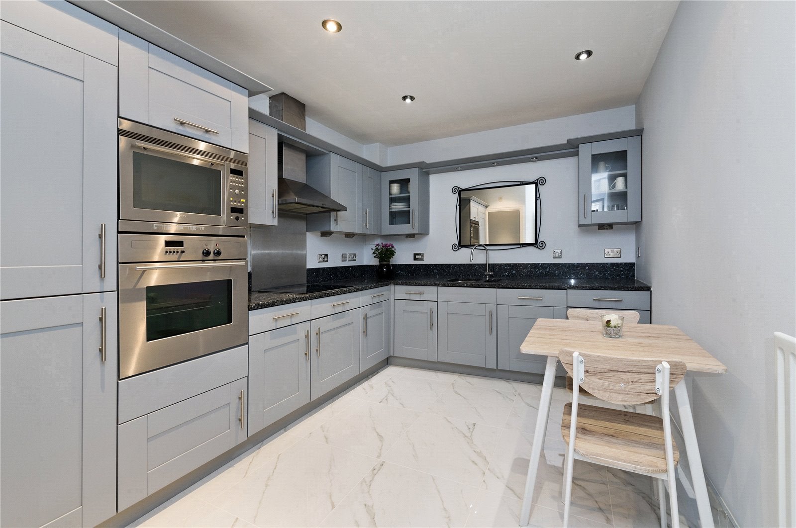 Flat Warwick Road in Greater London