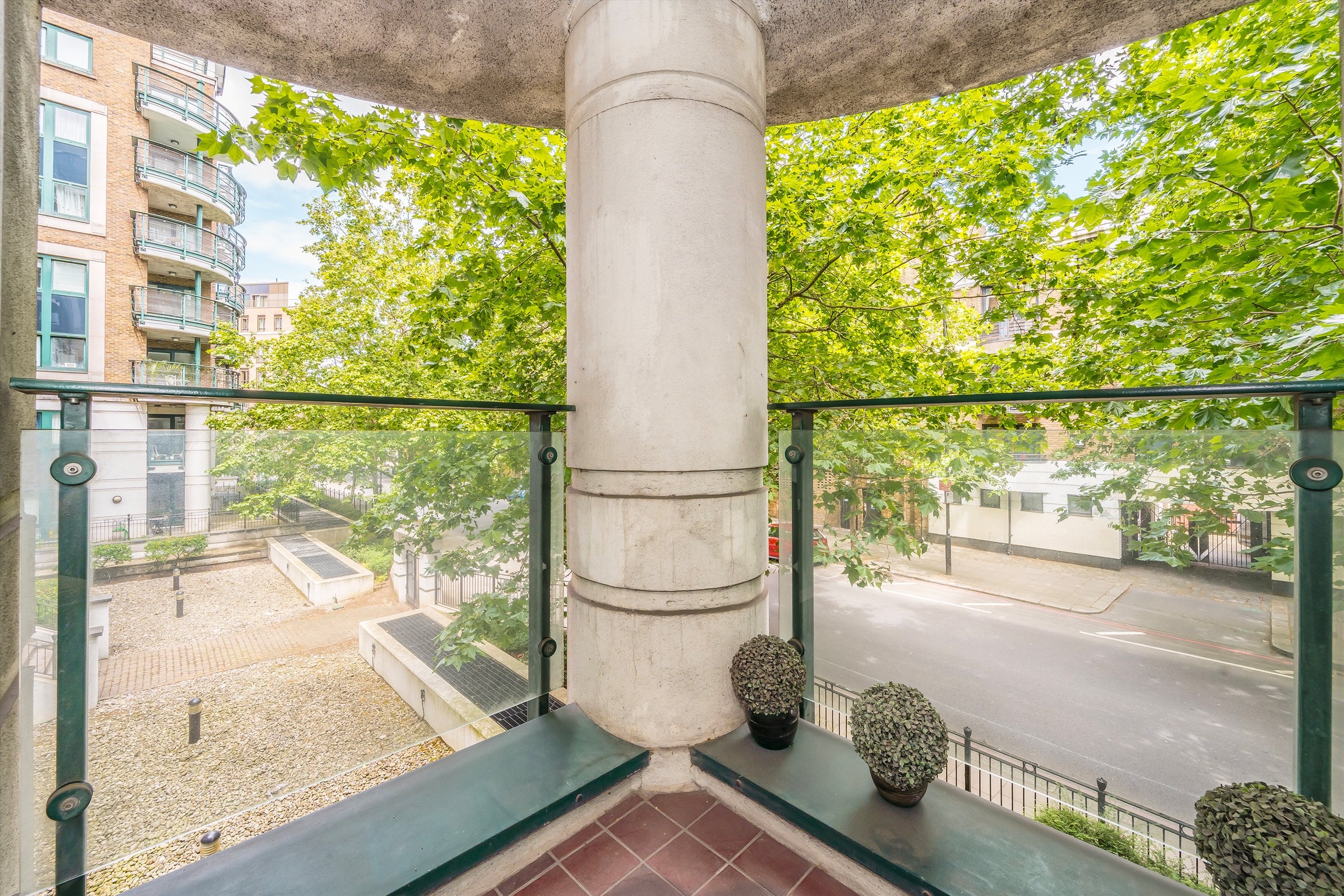 Flat Warwick Road in Greater London