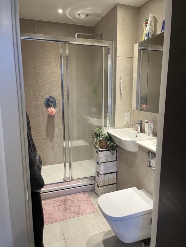 Room Valencia Close in Greater London