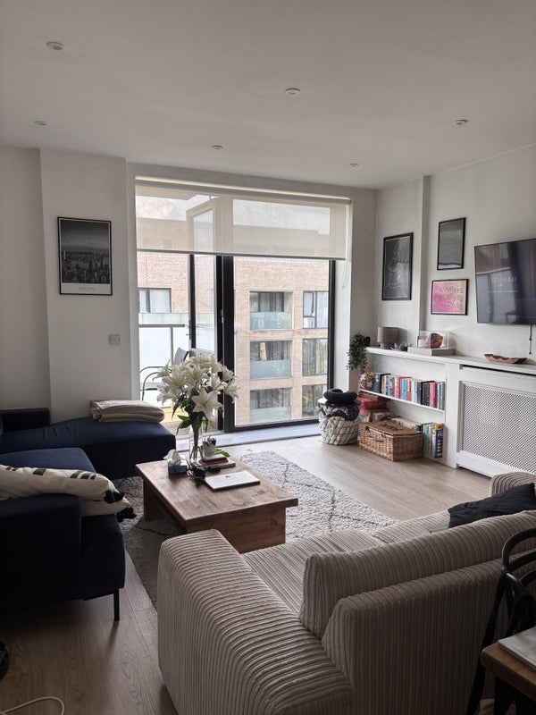 Room Valencia Close in Greater London