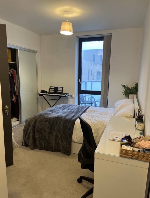 Room Valencia Close in Greater London